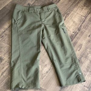 Women’s Columbia hiking capris.